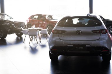 BANGSAEN THAILAND MAR 2022 Bu araba mazda 3 marka japan stok araba garajı galerisi Tayland galerisinde park etmiş oda müşterisi Illustrative editorial image.