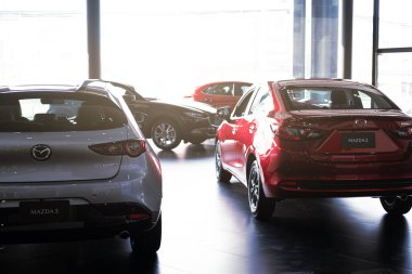 BANGSAEN THAILAND MAR 2022 Bu araba mazda 3 marka japan stok araba garajı galerisi Tayland galerisinde park etmiş oda müşterisi Illustrative editorial image.