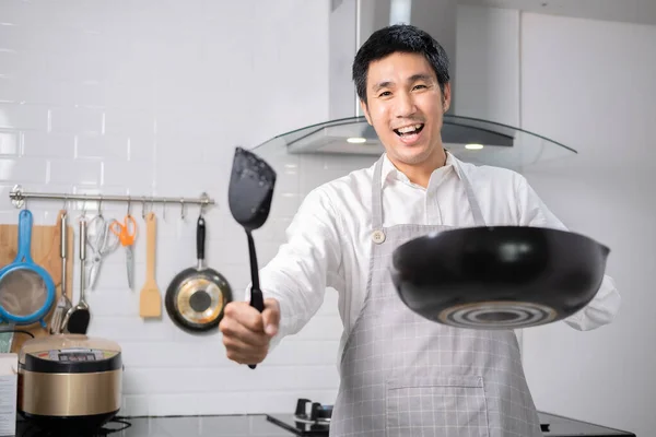 Азійський Шеф Кухар Смажив Яйця Сковороді Щоб Поїсти Кухні Газовій — стокове фото