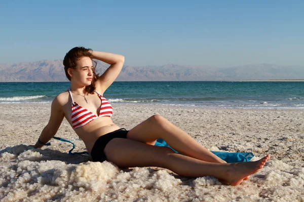 genç kız plajda