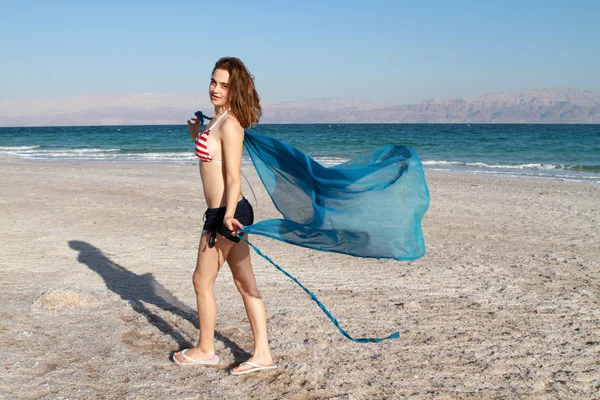 Jeune fille à la plage — Photo