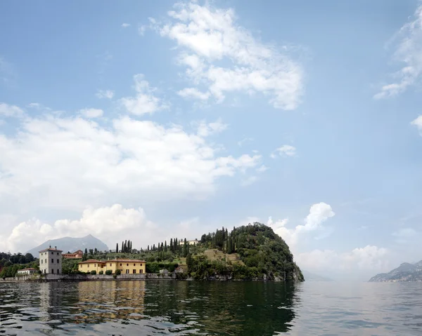 Landzunge auf dem See — Stockfoto