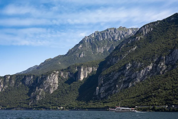 Berg op het Comomeer — Stockfoto