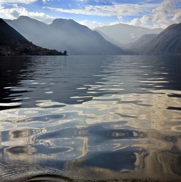 Reflexen en kleuren op het meer — Stockfoto