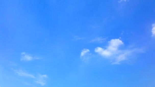 Hızlandırılmış hareketli bulut ve mavi gökyüzü — Stok video