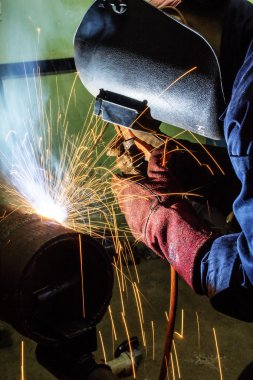 Kaynak işçisi boru kaynak yapıyor