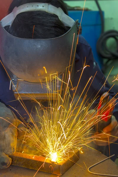 Soldador no trabalho — Fotografia de Stock