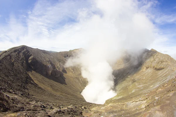 Berg Bromo, der Rauch produziert — Stockfoto