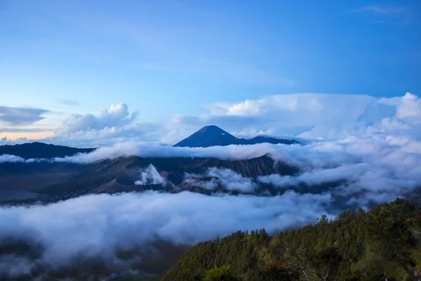 Bromo mountain im tengger semeru nationalpark — Stockfoto