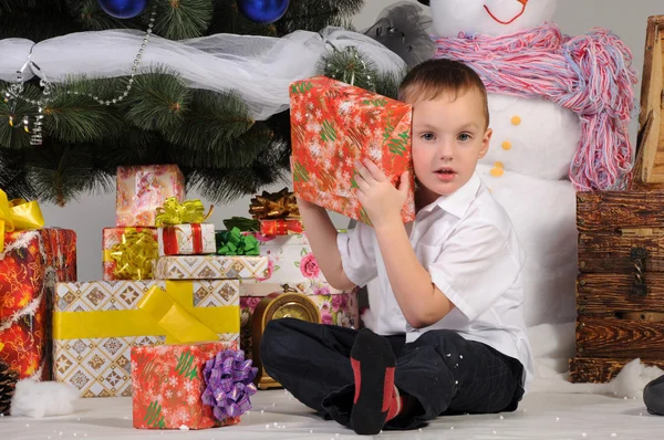 Menino e presentes no Natal — Fotografia de Stock