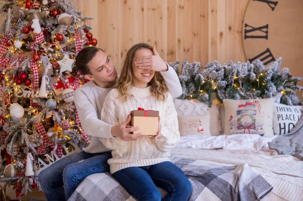 Les Jeunes Couples Amoureux Célèbrent Noël Nouvel Gars Une Main — Photo