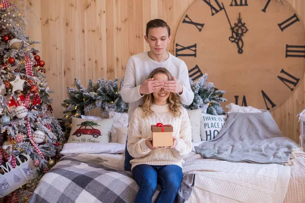 Junge Verliebte Paare Feiern Weihnachten Und Neujahr Der Mann Schloss — Stockfoto