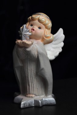 Yıldızlı Noel meleği siyahın üstünde