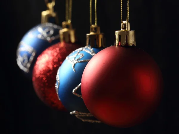 Kerstballen over zwart — Stockfoto