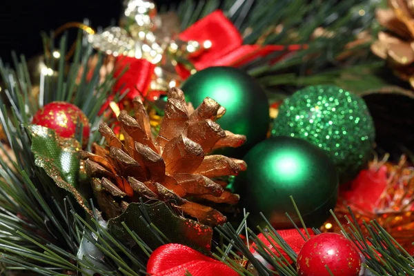Cono de pino con decoración navideña. primer plano — Foto de Stock