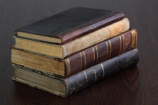 Montón de libros antiguos en la mesa —  Fotos de Stock