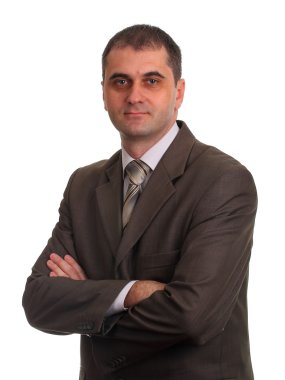 beyaz zemin üzerinde çapraz kolları olan takım elbiseyle işadamı