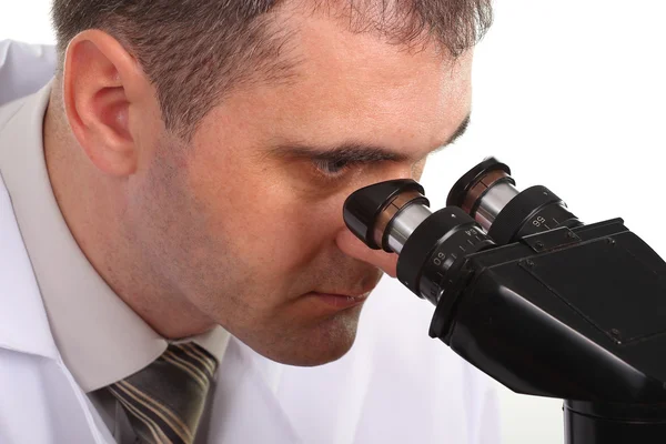Cientista que trabalha com um microscópio — Fotografia de Stock