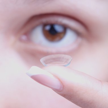 Kontakt lens eklemiş. yakın çekim