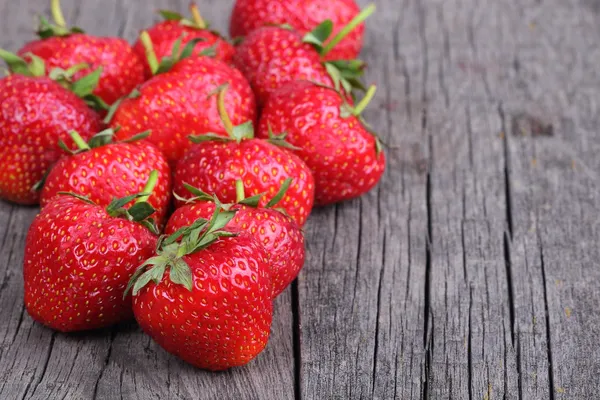 Erdbeeren auf dem alten Holz — Stockfoto