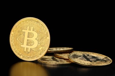 Altın Bitcoin siyah arkaplanda izole