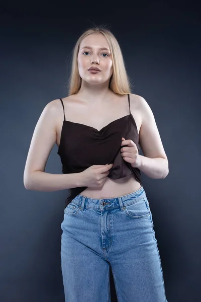 Jonge Blonde Vrouw Jeans Bruin Singlet Donkergrijze Achtergrond — Stockfoto