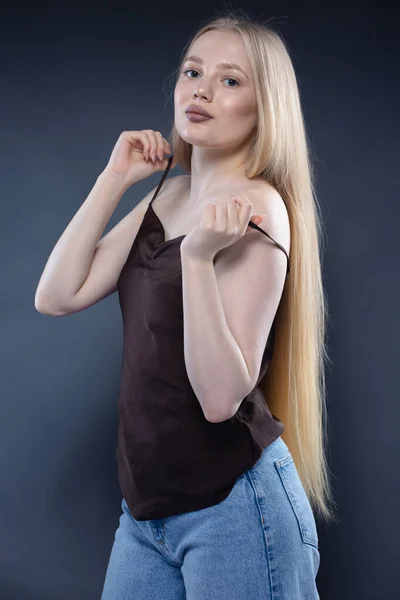 Mujer Rubia Joven Jeans Soltera Marrón Sobre Fondo Gris Oscuro — Foto de Stock