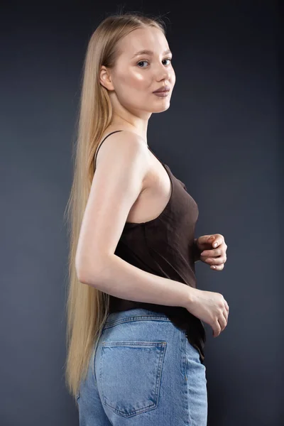 Mujer Rubia Joven Jeans Soltera Marrón Sobre Fondo Gris Oscuro — Foto de Stock