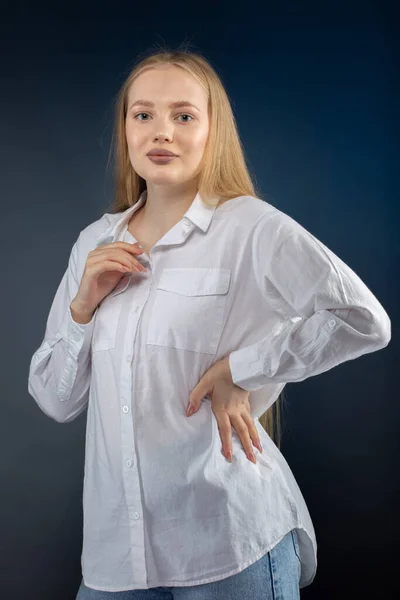 Chica Rubia Jeans Camisa Blanca Sobre Fondo Azul —  Fotos de Stock