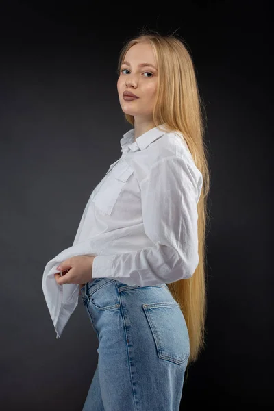 Блондинка Джинсах Белой Рубашке Черном Фоне — стоковое фото