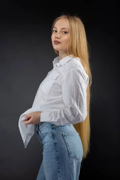 Ragazza Bionda Jeans Camicia Bianca Sfondo Sfumato Nero — Foto Stock