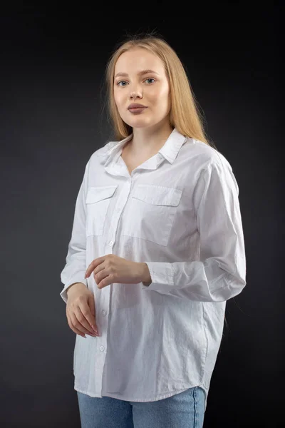 Chica Rubia Jeans Camisa Blanca Sobre Fondo Negro Degradado —  Fotos de Stock