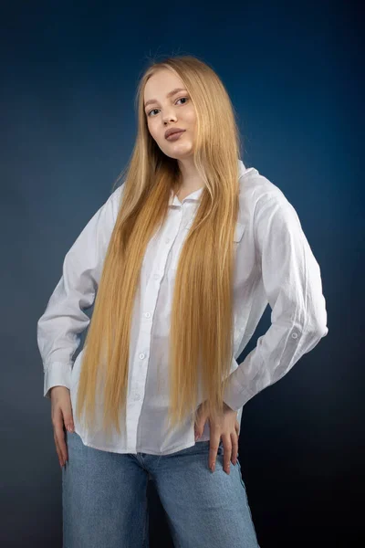 Blond Meisje Jeans Wit Shirt Blauwe Achtergrond — Stockfoto