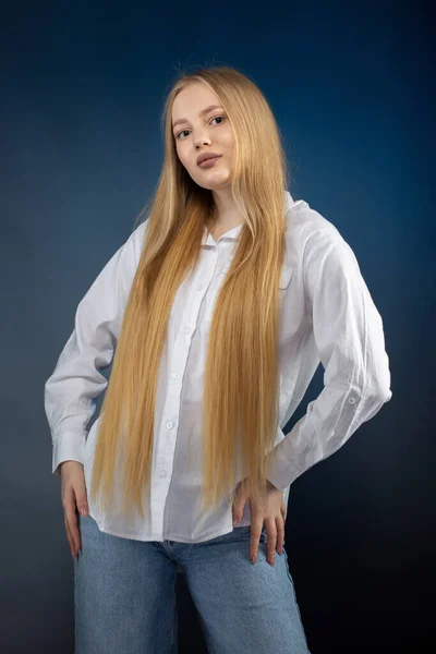 Chica Rubia Jeans Camisa Blanca Sobre Fondo Azul — Foto de Stock