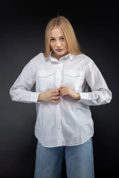 Menina Loira Jeans Camisa Branca Sobre Fundo Gradiente Preto — Fotografia de Stock