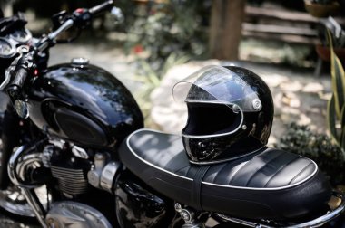 Motosikletteki parlak klasik motosiklet kaskı.