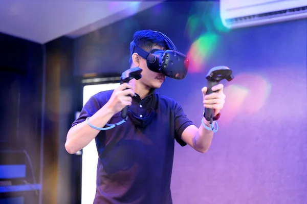 Man Játék Segítségével Virtuális Valóság Headset Gamepads Sötét Szobában Játék Stock Fotó