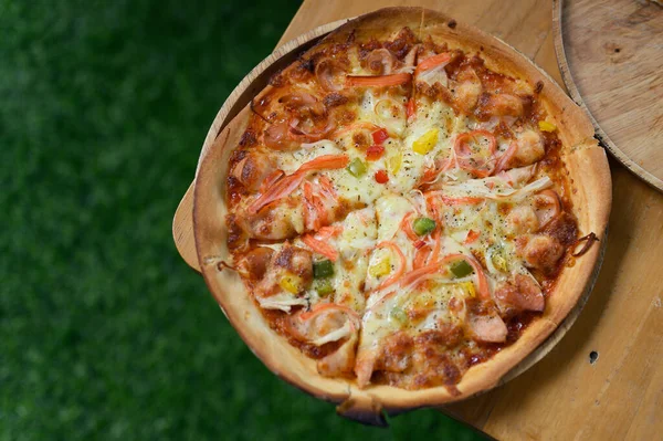 Handgjord Pizza Gjord Med Bakad Med Lerugn Royaltyfria Stockbilder