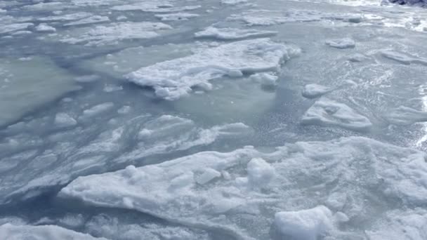 Los bloques de hielo flotan en una superficie de agua. Alta calidad y resolución — Vídeos de Stock