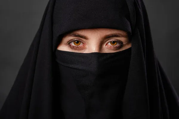 Närbild Porträtt Ung Vuxen Kvinna Svart Burqa Med Dolt Ansikte — Stockfoto