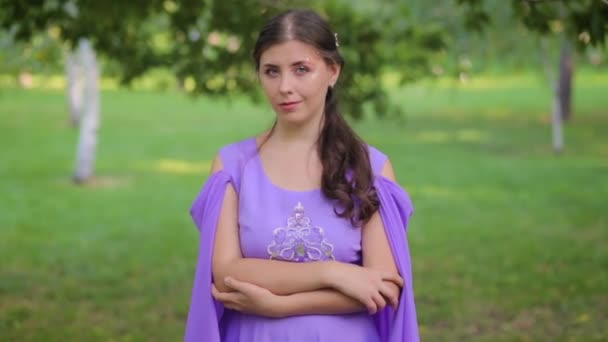 Portretul Unei Tinere Femei Atractive Machiaj Într Rochie Medievală Fundal — Videoclip de stoc