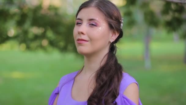Retrato Uma Jovem Mulher Atraente Com Maquiagem Vestido Medieval Fundo — Vídeo de Stock