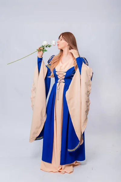 Uma Mulher Atraente Com Cabelos Longos Vestido Medieval Fantasia Azul — Fotografia de Stock