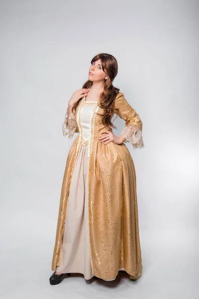 Retrato Completo Una Niña Vestido Rococó Dorado Posando Aislada Sobre —  Fotos de Stock