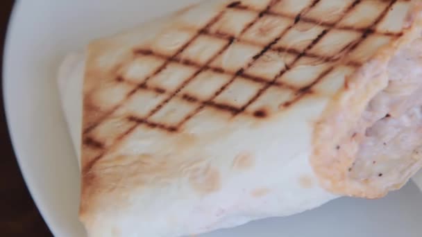 Płynny Ruch Kamery Nad Przeciętym Kebabem Doner Leżącym Białej Płytce — Wideo stockowe