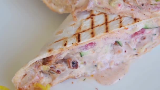 Movimiento Suave Cámara Sobre Kebab Cortado Del Doner Que Miente — Vídeos de Stock