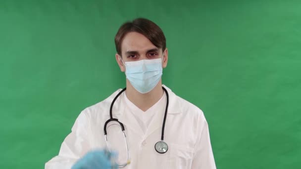 Medico Mantello Bianco Maschera Guanti Blu Con Uno Stetoscopio Intorno — Video Stock