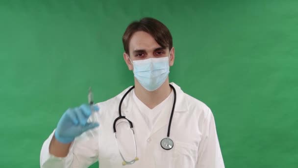 Beyaz Önlüklü Tıbbi Maskeli Boynunda Steteskop Olan Bir Doktor Elinde — Stok video