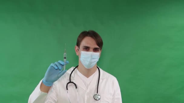 Dokter Een Witte Jas Masker Blauwe Handschoenen Met Een Stethoscoop — Stockvideo