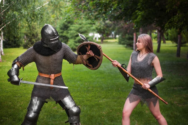 Csata Egy Fantázia Harcos Lány Egy Középkori Lovag Teljes Páncélt — Stock Fotó